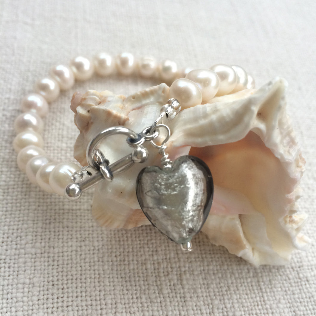Bracelet with grey Murano glass small heart charm on white freshwater pearls