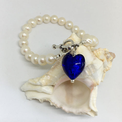 Bracelet with dark blue (cobalt) Murano glass small heart charm on white freshwater pearls