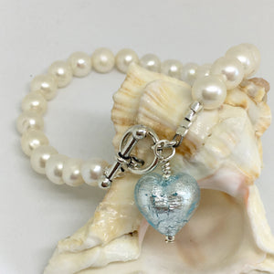 Bracelet with aquamarine (blue) Murano glass small heart charm on white freshwater pearls