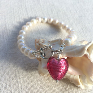 Bracelet with rose pink (cerise) Murano glass small heart charm on white freshwater pearls