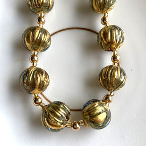 Necklace with blue appliqué over gold (it. oro bluino) Murano glass sphere beads on gold